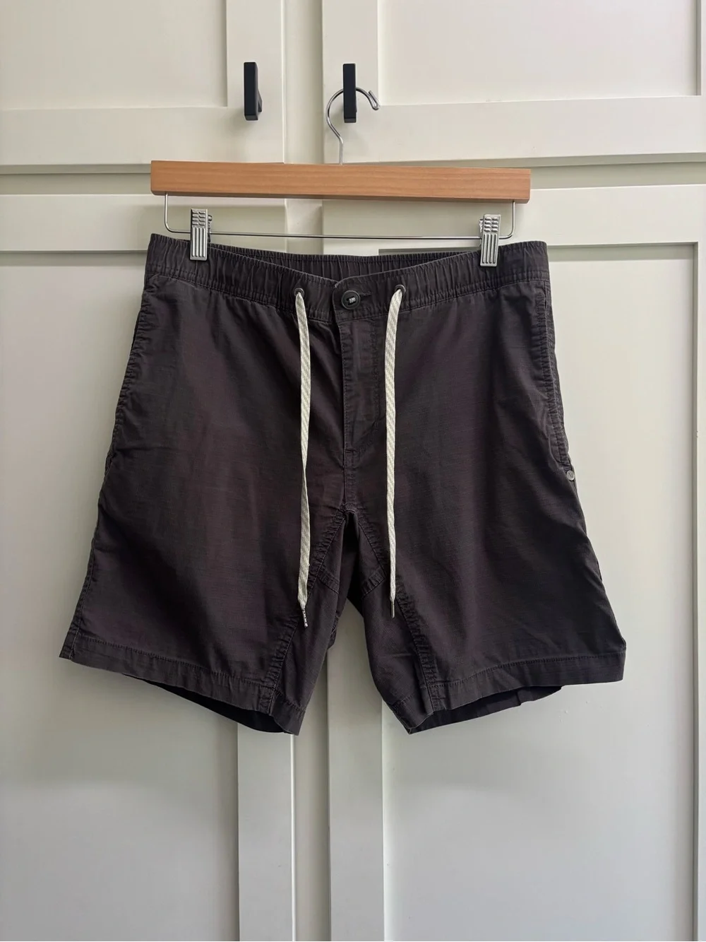 Vuori Ripstop Shorts V370 Men’s Medium Gray Performance Casual Drawstring Shorts